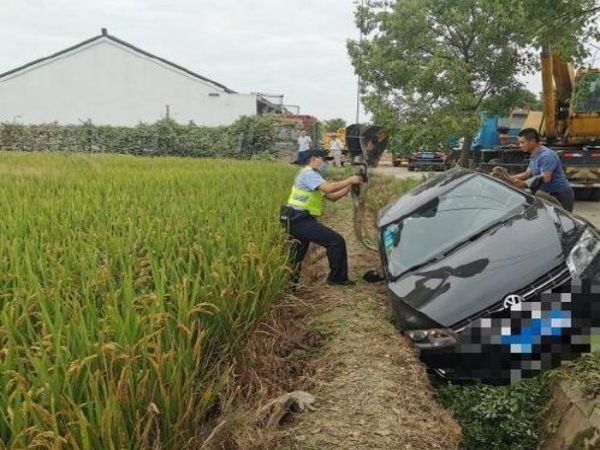 宜章縣吊車出租(中聯(lián)吊車駕駛室減震墊安裝）