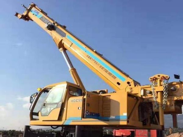 盤龍區吊車出租電話(吊車出租作業現場需要杜絕的幾種違章)