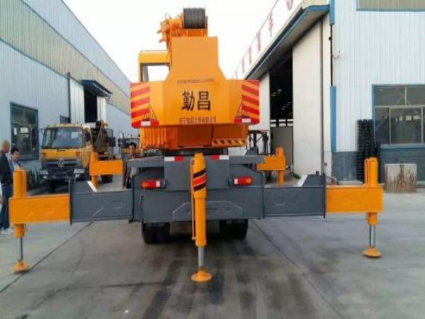 潁東區(qū)吊車出租電話(吊車租賃作業(yè)的穩(wěn)定性)