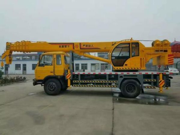 鹽都區(qū)吊車出租(徐工吊車16T多路閥)