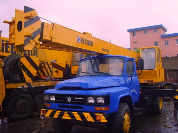 岳西縣吊車出租(農村小伙搭建一輛吊車)
