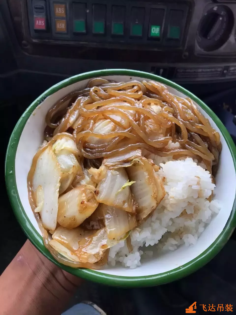 吊車司機:開百萬“豪車”,吃5塊泡面,住徐工大酒店...羨慕嗎?
