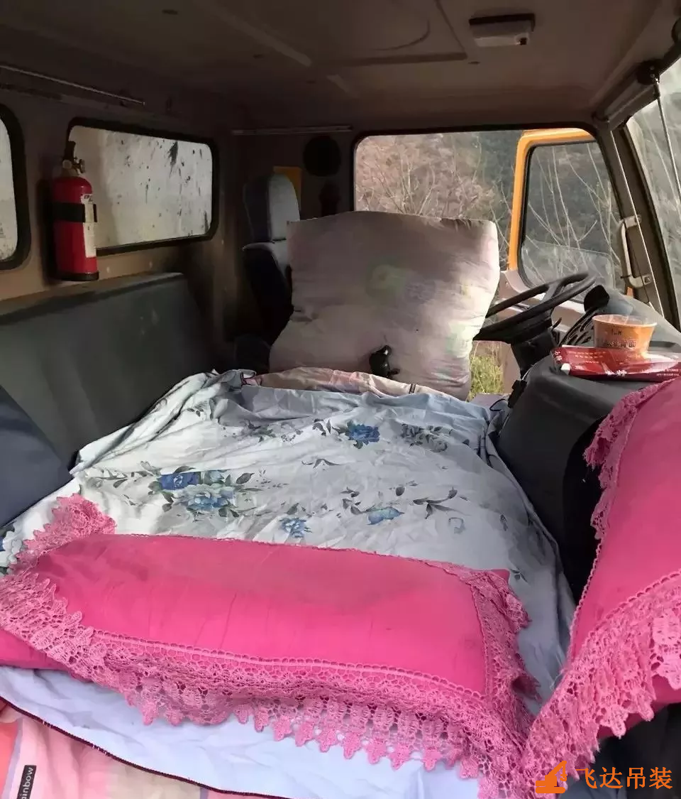 吊車司機:開百萬“豪車”,吃5塊泡面,住徐工大酒店...羨慕嗎?